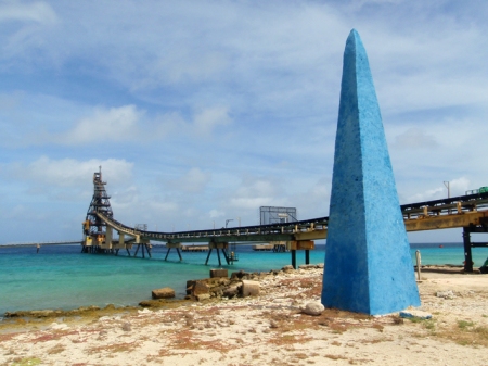 Blå obelisk og transportbånd for salt